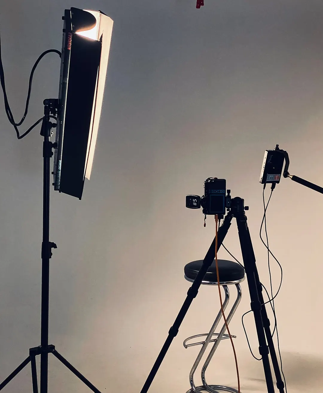 Studio-Setup mit Striplight, Kamera, Tethering und Lichtsteuerung