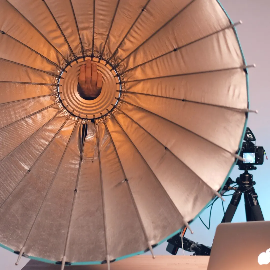 Großer Lichtformer mit Kamera, Stativ und Tethering-Setup