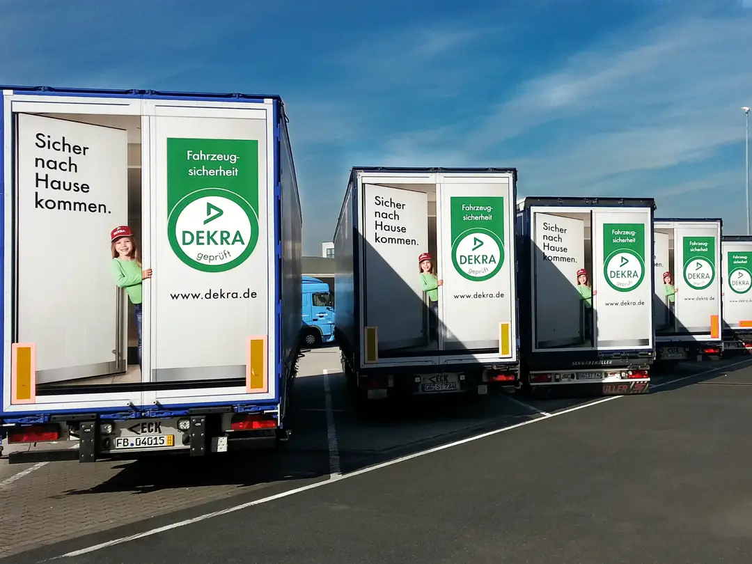 OOH-Kampagne · LKW-Heck · DEKRA