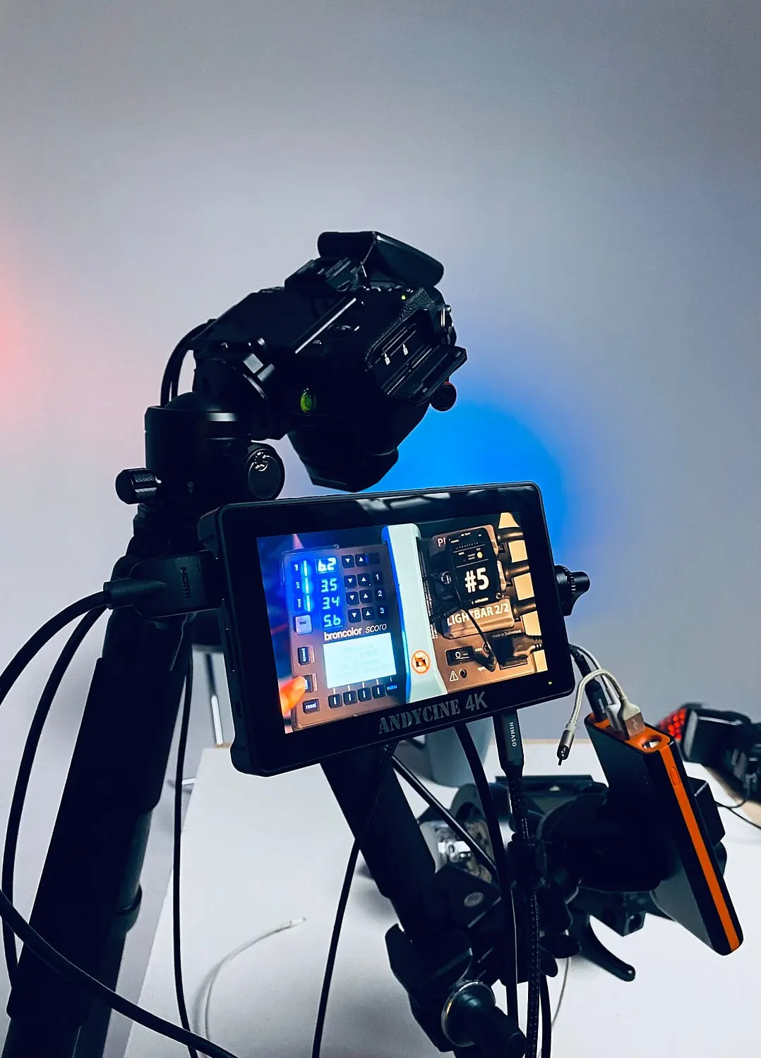 Kamera mit externem Monitor zur Live-Kontrolle am Set